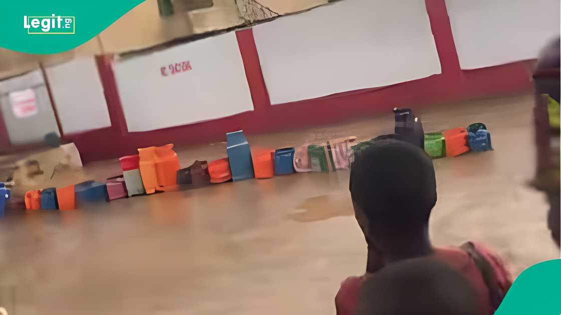 Man visits filling station and warns about gas scarcity Man visits filling station and warns about gas scarcity