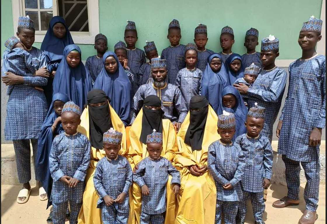 Photos of a Nigerian lecturer, Mohammed Sulaiman with his large family. Photos of a Nigerian lecturer, Mohammed Sulaiman with his large family.