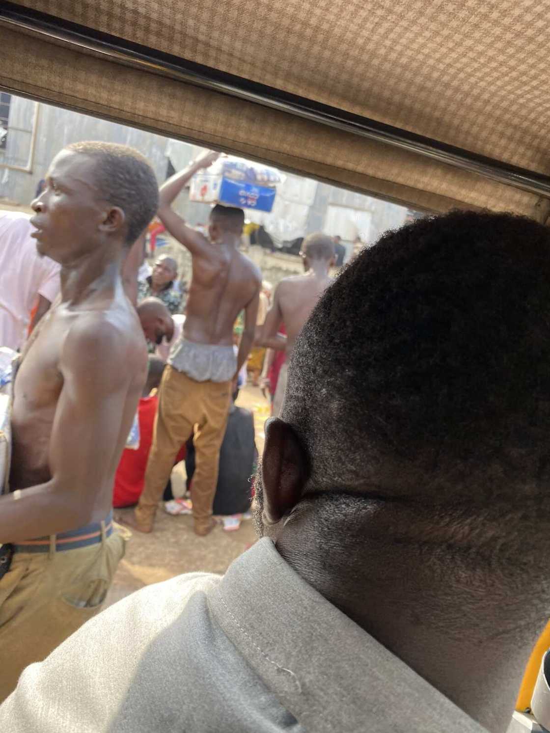 Hotunan matasa suna wawushe tallafin korona a Kogi Hotunan matasa suna wawushe tallafin korona a Kogi