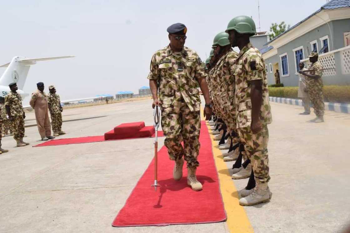 Babban hafsan Sojan sama ya nishadantar da Sojojin dake yaki da Boko Haram (Hotuna)