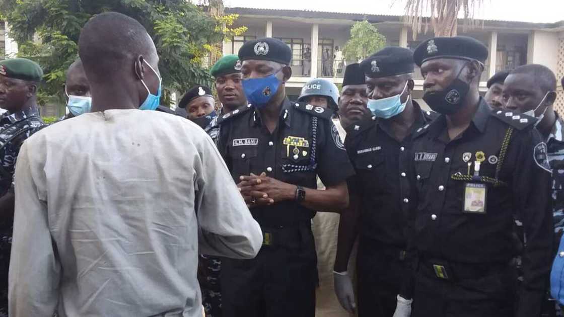 'Yan Sanda Sun Kame 'Yan Bindiga 4, Sun Ceto Wadanda Aka Sace 2 'Yan Sanda Sun Kame 'Yan Bindiga 4, Sun Ceto Wadanda Aka Sace 2