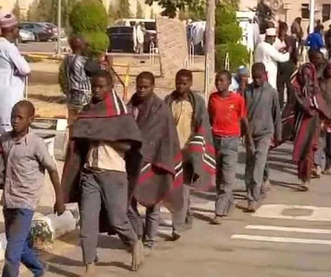 Sau daya suka bamu abinci cikin kwanaki 2, inda muke barci muke bahaya: Daya daga cikin yaran Kankara Sau daya suka bamu abinci cikin kwanaki 2, inda muke barci muke bahaya: Daya daga cikin yaran Kankara