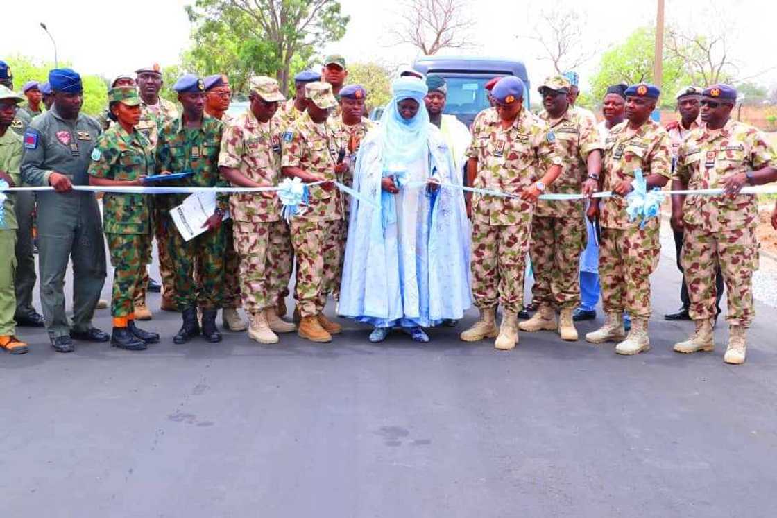 Yaki da ta'addanci: NAF ta kaddamar tare da yin gwajin sabon jirgin yaki (Hotuna) Yaki da ta'addanci: NAF ta kaddamar tare da yin gwajin sabon jirgin yaki (Hotuna)