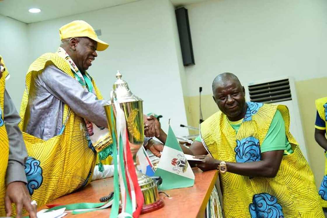 Gwamna Ganduje ya yi ma yan wasa ruwan daloli a jahar Kano Gwamna Ganduje ya yi ma yan wasa ruwan daloli a jahar Kano