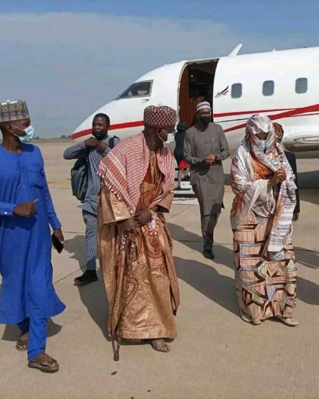 Hafsat Ganduje: Hotunan matar Ganduje da aka saki kan beli daga ofishin EFCC Hafsat Ganduje: Hotunan matar Ganduje da aka saki kan beli daga ofishin EFCC