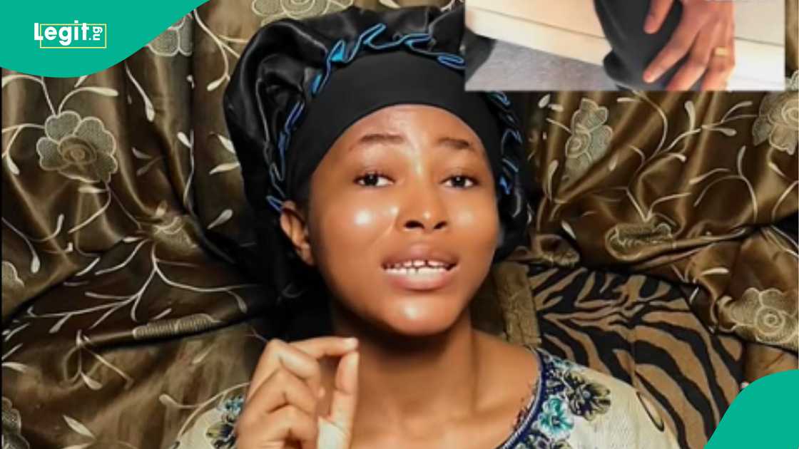 Lady shares video showing what a passenger did in bus. Lady shares video showing what a passenger did in bus.