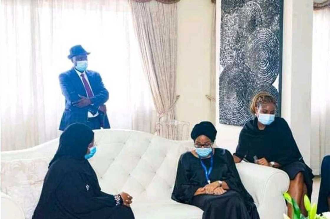 Hotunan ziyarar ta'aziyar da Aisha Buhari ta kai wa surukar Ganduje Hotunan ziyarar ta'aziyar da Aisha Buhari ta kai wa surukar Ganduje