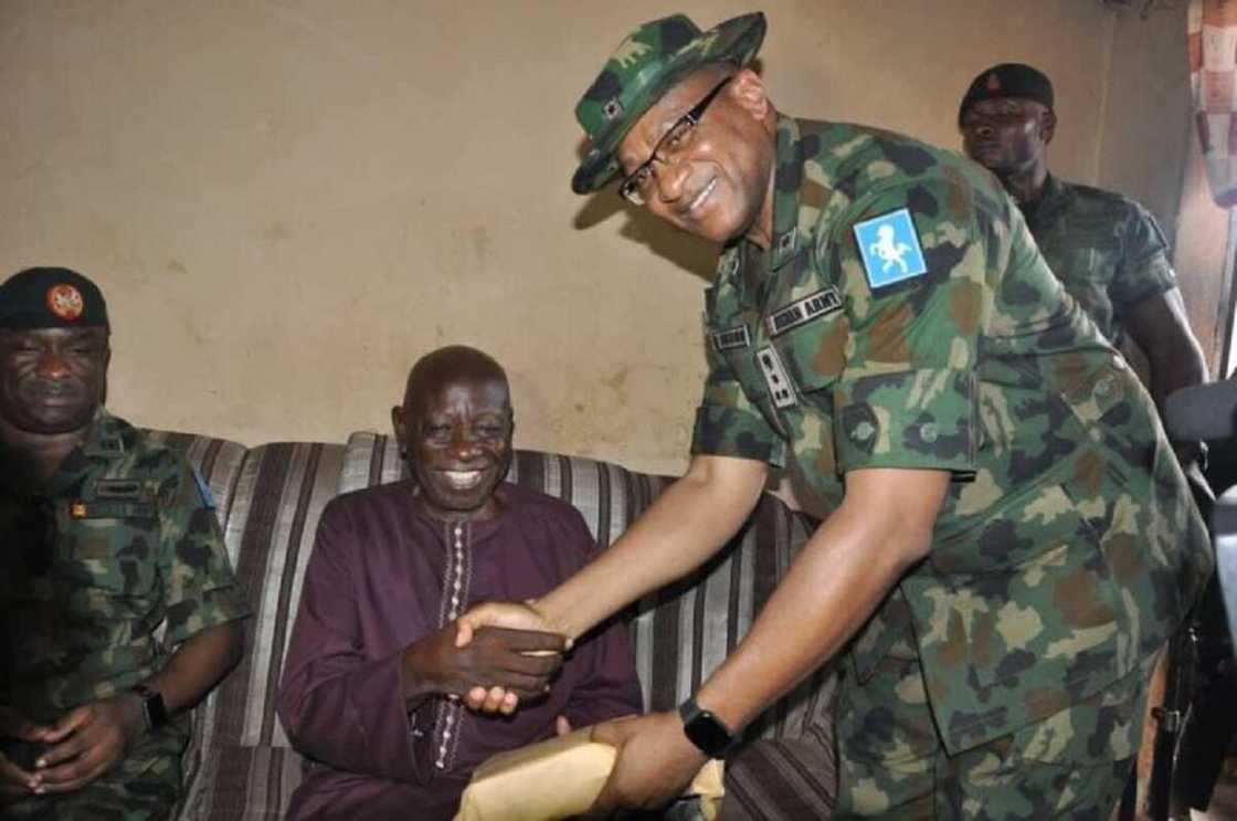 COAS Yahaya ya gwangwaje tsohon jarumin fim Samanja da kyautar N2m COAS Yahaya ya gwangwaje tsohon jarumin fim Samanja da kyautar N2m