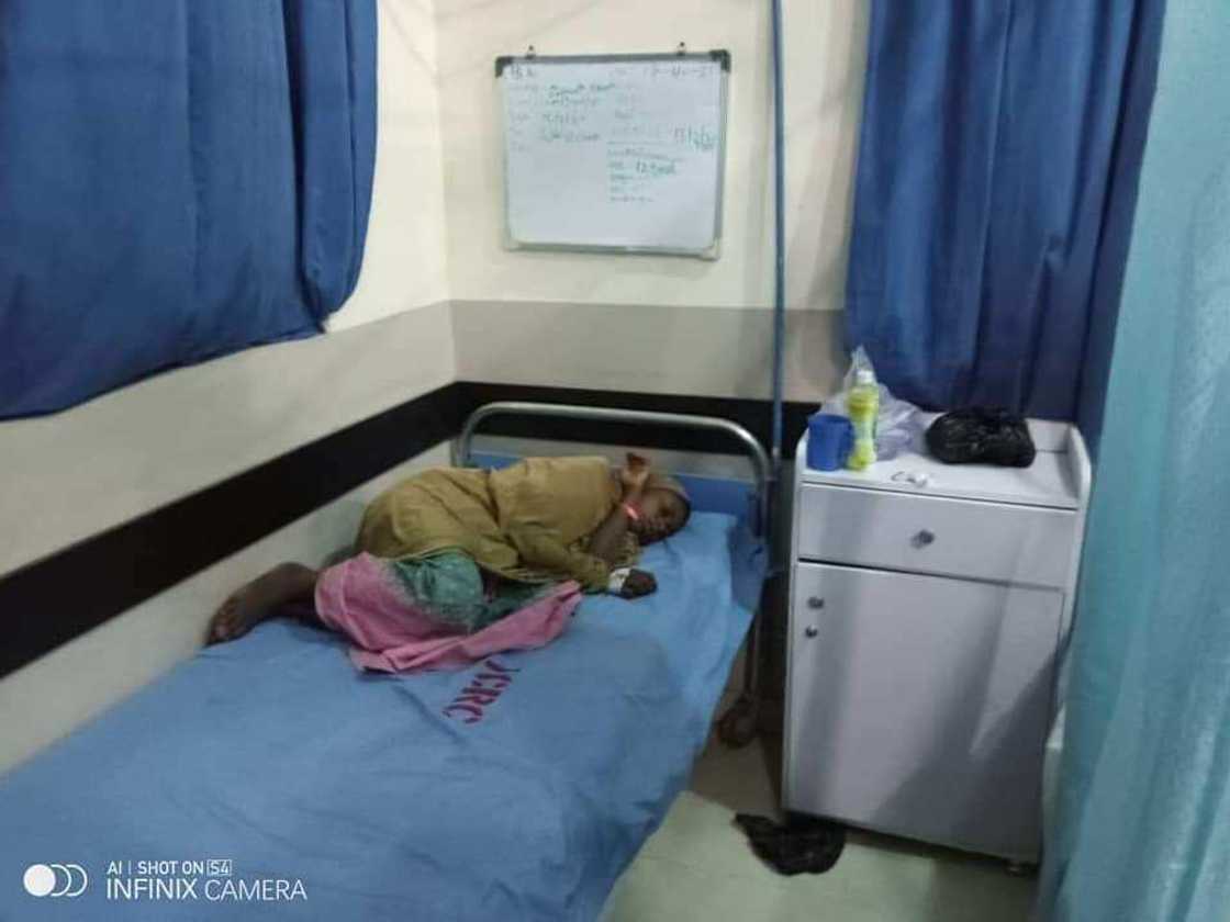 Zulum ya ziyarci mutane 5 da suka jikkata a harin da Boko Haram ta kai jiya (Hotuna) Zulum ya ziyarci mutane 5 da suka jikkata a harin da Boko Haram ta kai jiya (Hotuna)