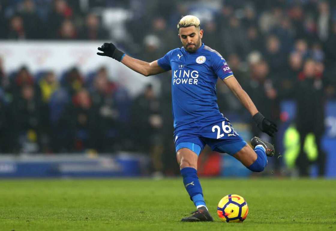 Riyad Mahrez tire un coup-franc Riyad Mahrez tire un coup-franc