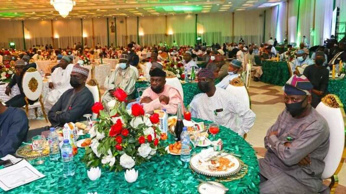 Bayani: Abubuwan da shugaba Buhari ya fada wa 'yan majalisa yayin ganawarsu Bayani: Abubuwan da shugaba Buhari ya fada wa 'yan majalisa yayin ganawarsu