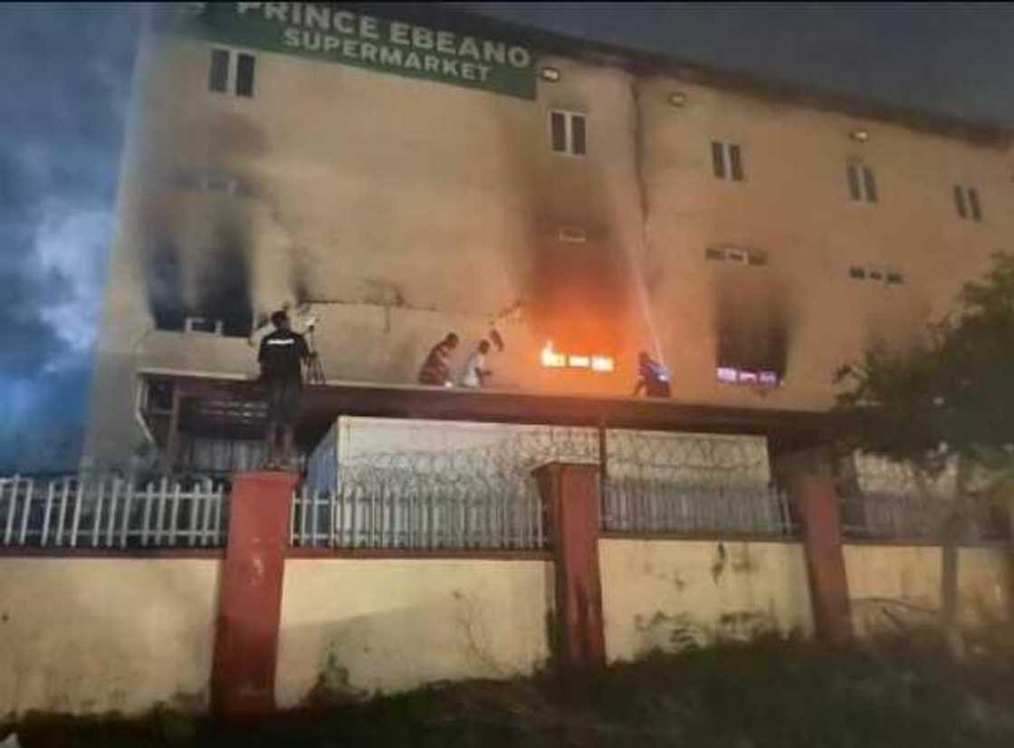 Da dumi-dumi: Gobara ta yi kaca-kaca da wani shahararren shagon siyayya a Abuja Da dumi-dumi: Gobara ta yi kaca-kaca da wani shahararren shagon siyayya a Abuja