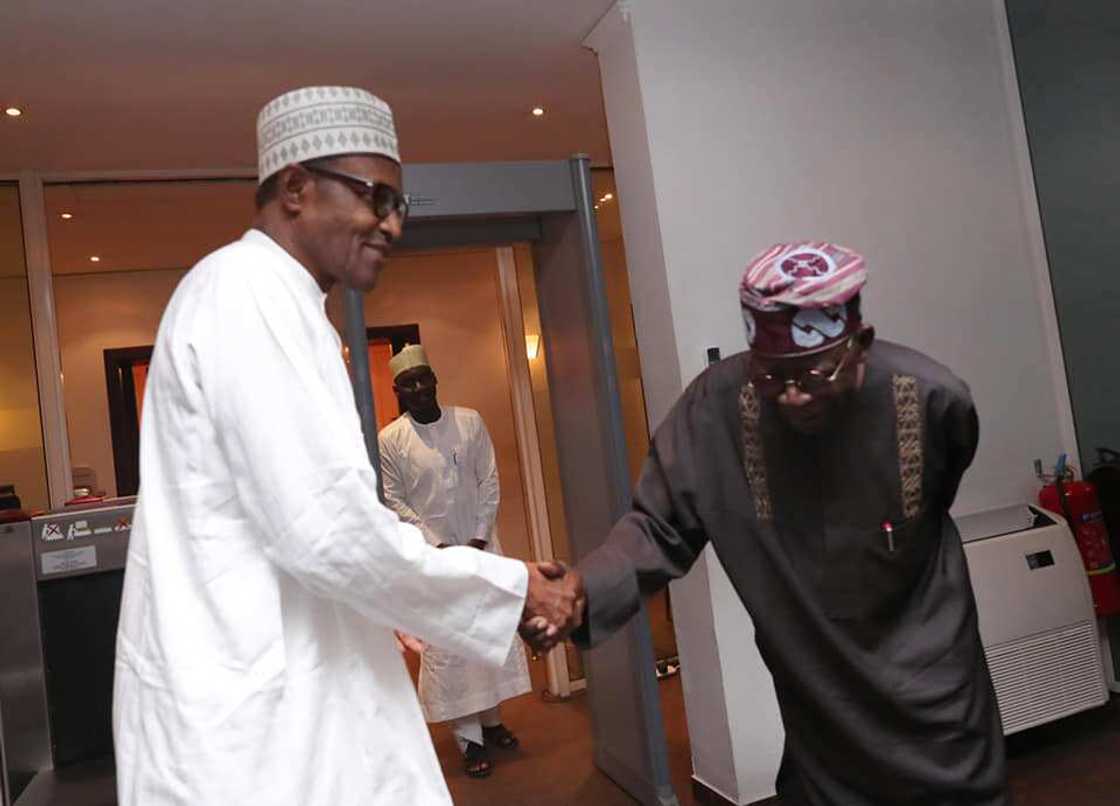 Shugaba Buhari ya karbi bakuncin Tinubu da Bisi Akande (Hotuna) Shugaba Buhari ya karbi bakuncin Tinubu da Bisi Akande (Hotuna)