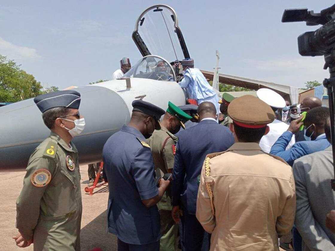 Shugaba Buhari Ya Damƙa Sabbin Jiragen Yaƙi Uku Ga Rundunar Sojin Sama Shugaba Buhari Ya Damƙa Sabbin Jiragen Yaƙi Uku Ga Rundunar Sojin Sama