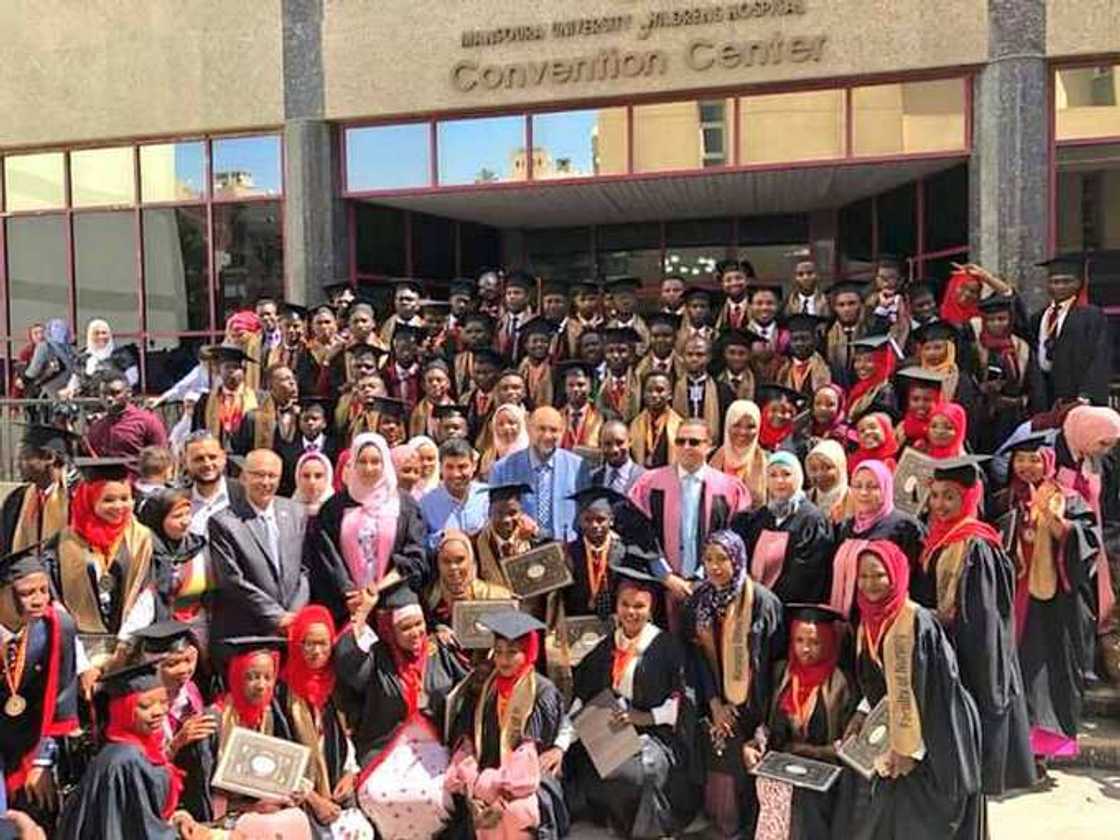 Za mu dauki dawainiyar mutum 4 daga jihohi 36 da Abuja su yi karatun Jami’a inji Kwankwaso Za mu dauki dawainiyar mutum 4 daga jihohi 36 da Abuja su yi karatun Jami’a inji Kwankwaso