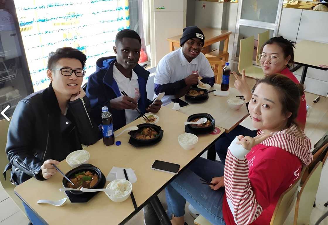 Chinese and Nigerian students eating lunch