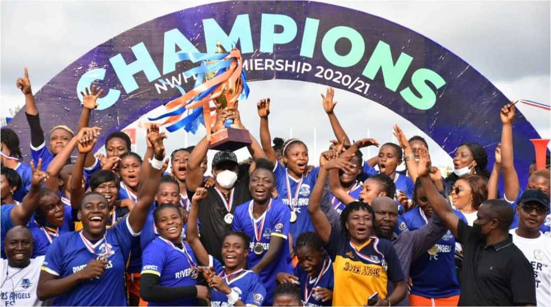 Nigerian Female Referee Scampers for Safety As Angry Players Chase to Hand Her Serious Beating Nigerian Female Referee Scampers for Safety As Angry Players Chase to Hand Her Serious Beating