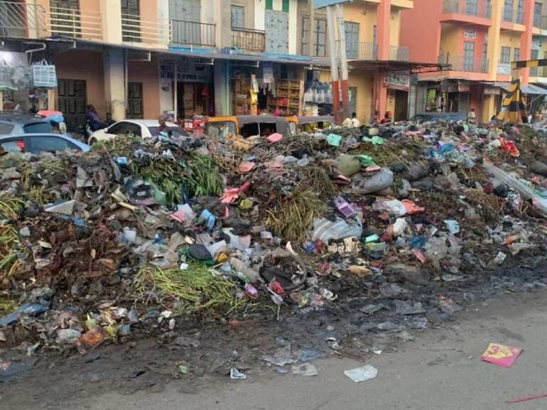 Tarin shara a kan titin Kano Tarin shara a kan titin Kano