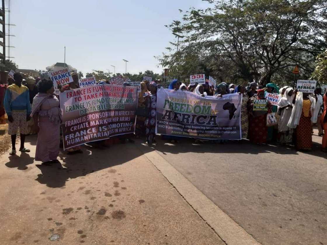 Protesters besiege French Embassy in Abuja Protesters besiege French Embassy in Abuja