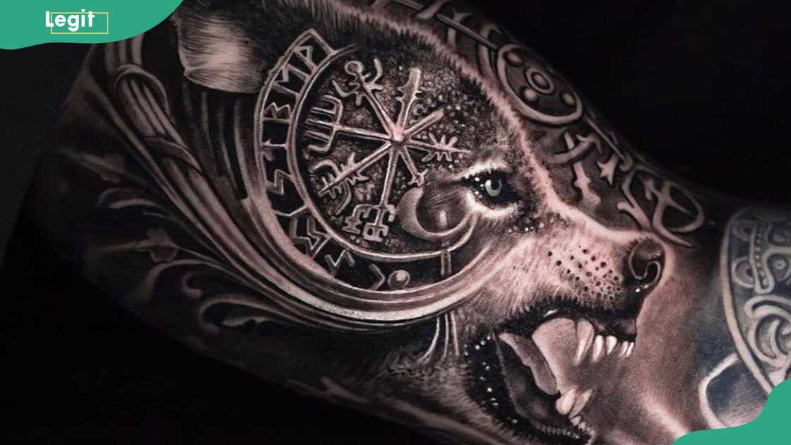 Fenrir with Vegvísir