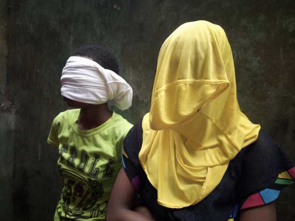 Tashin hankali: Bakanike ya dirkawa uwa da 'ya'yanta mata guda biyu cikin shege Tashin hankali: Bakanike ya dirkawa uwa da 'ya'yanta mata guda biyu cikin shege