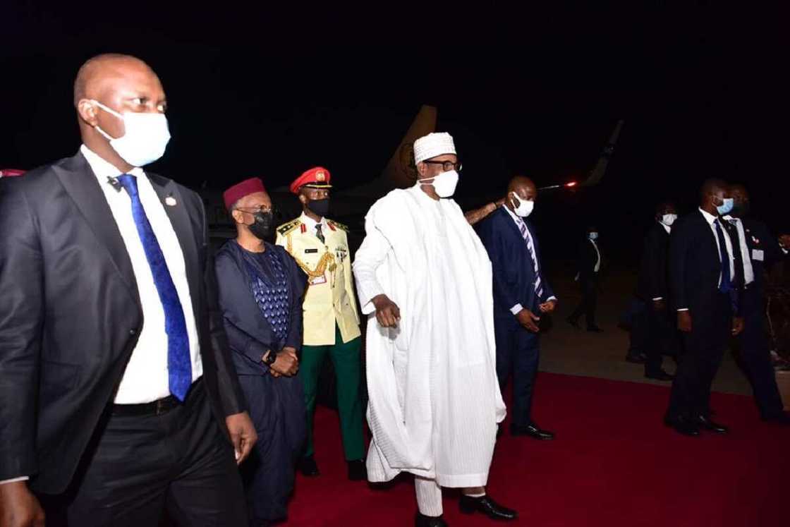 Yanzu-Yanzu: Buhari ya sauka a Kaduna bayan dawowa kai tsaye daga Gambiya Yanzu-Yanzu: Buhari ya sauka a Kaduna bayan dawowa kai tsaye daga Gambiya