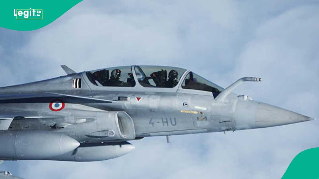 Jirgin yakin Faransa a sama