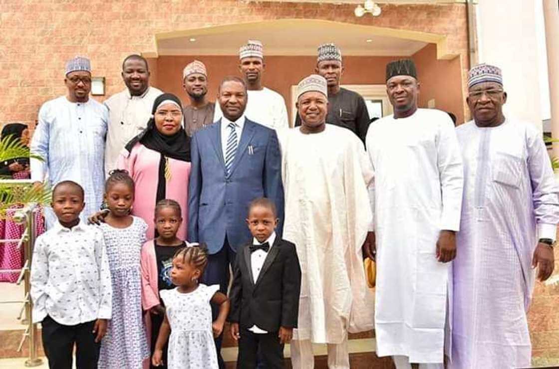 Kalli yadda Ministan Buhari ya gudanar da bikin zagayowar ranar haihuwarsa Kalli yadda Ministan Buhari ya gudanar da bikin zagayowar ranar haihuwarsa