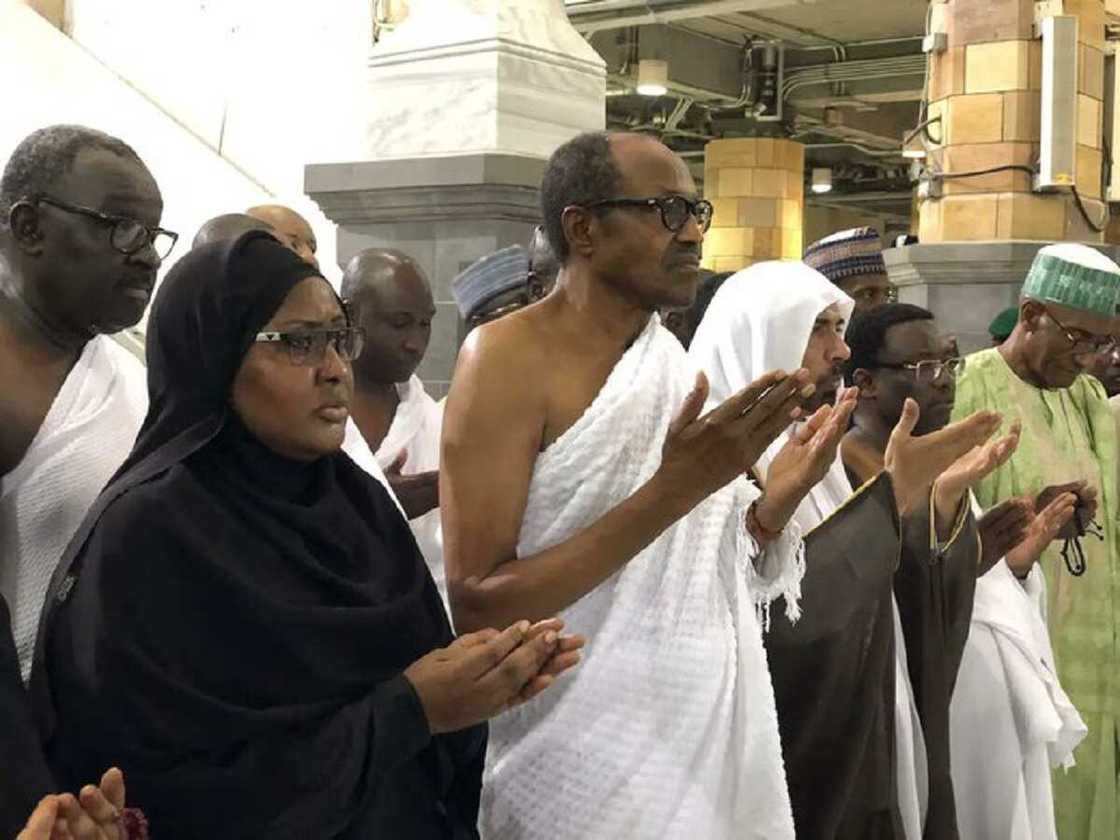 Tsohon hoton Shugaba Buhari yana ibadah Tsohon hoton Shugaba Buhari yana ibadah