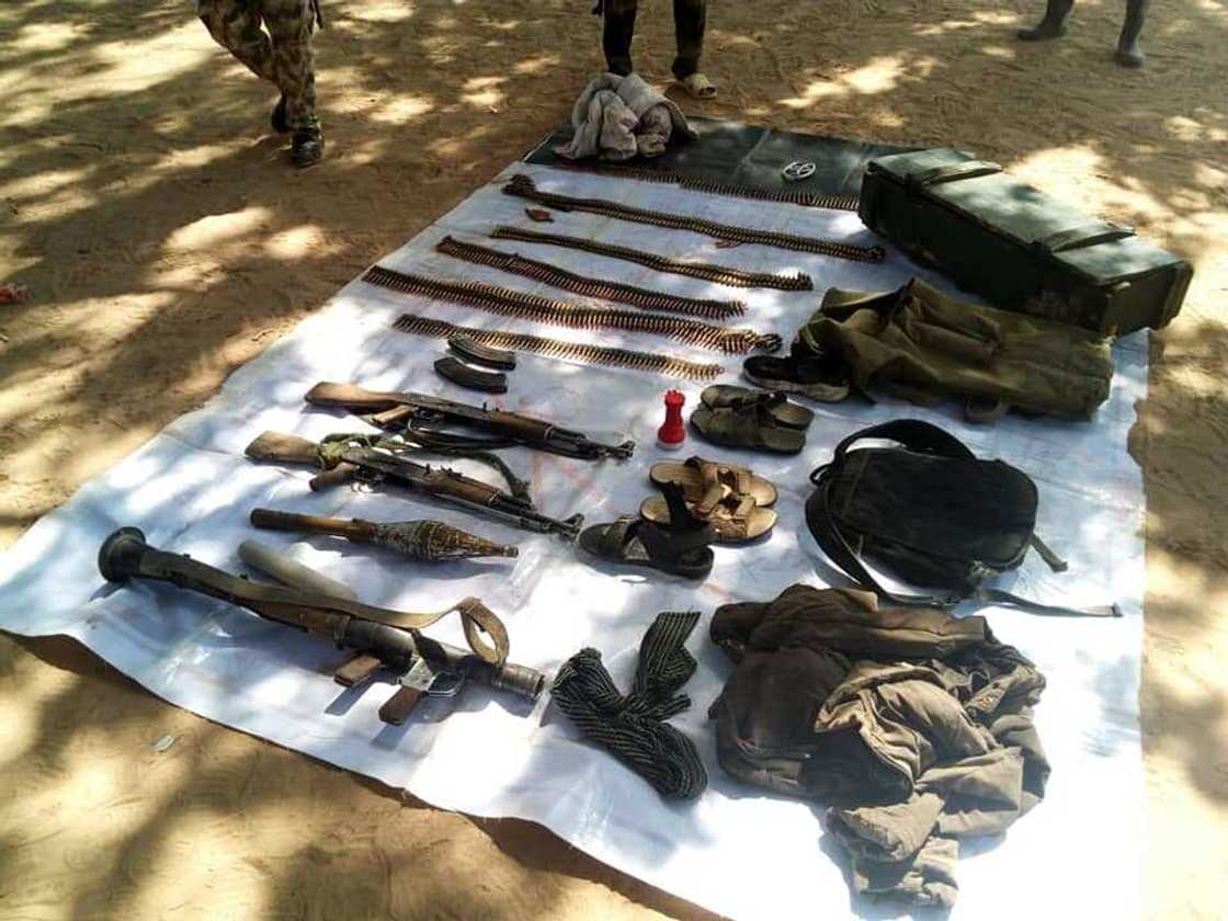 Sojojin Najeriya sun tafka ma yan Boko Haram mummunar barna, sun kashe yan ta’adda 100 Sojojin Najeriya sun tafka ma yan Boko Haram mummunar barna, sun kashe yan ta’adda 100