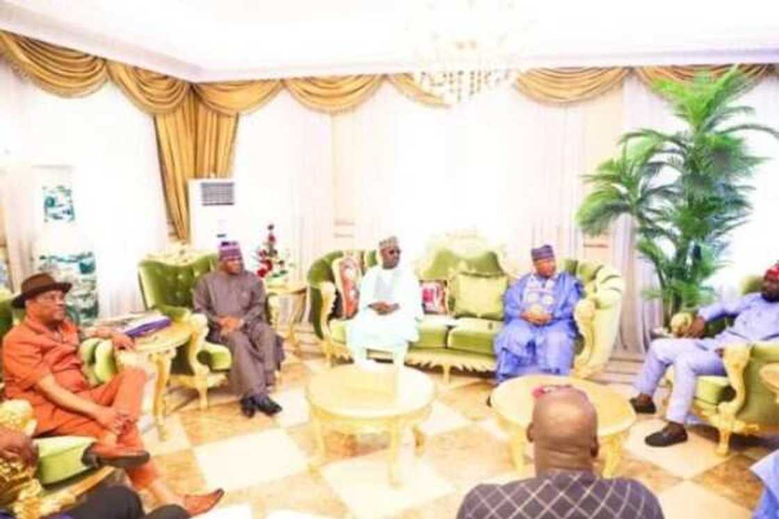 Gwamnan PDP ya mance Atiku, ya gana da dan takarar AA Gwamnan PDP ya mance Atiku, ya gana da dan takarar AA