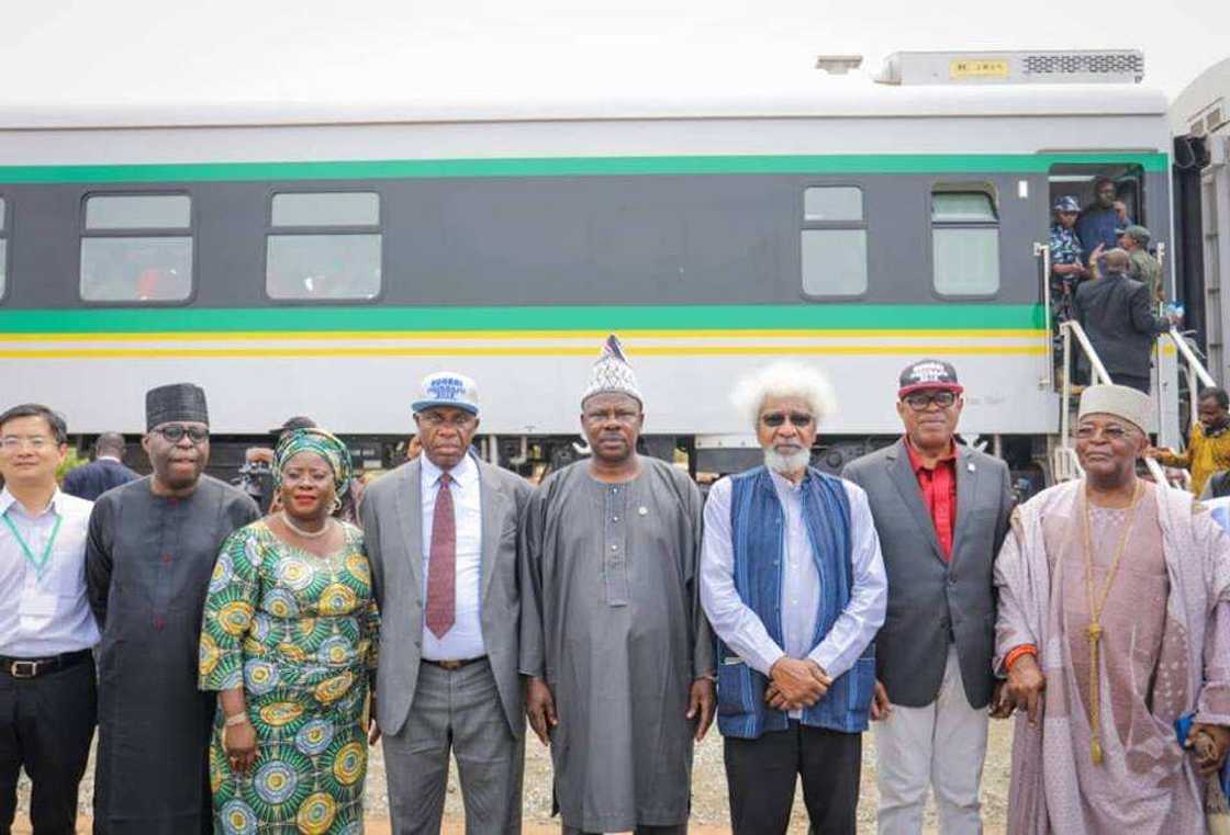 Rotimi Amaechi ya ce ba za su iya karasa aikin dogon Legas a Afrilu ba Rotimi Amaechi ya ce ba za su iya karasa aikin dogon Legas a Afrilu ba