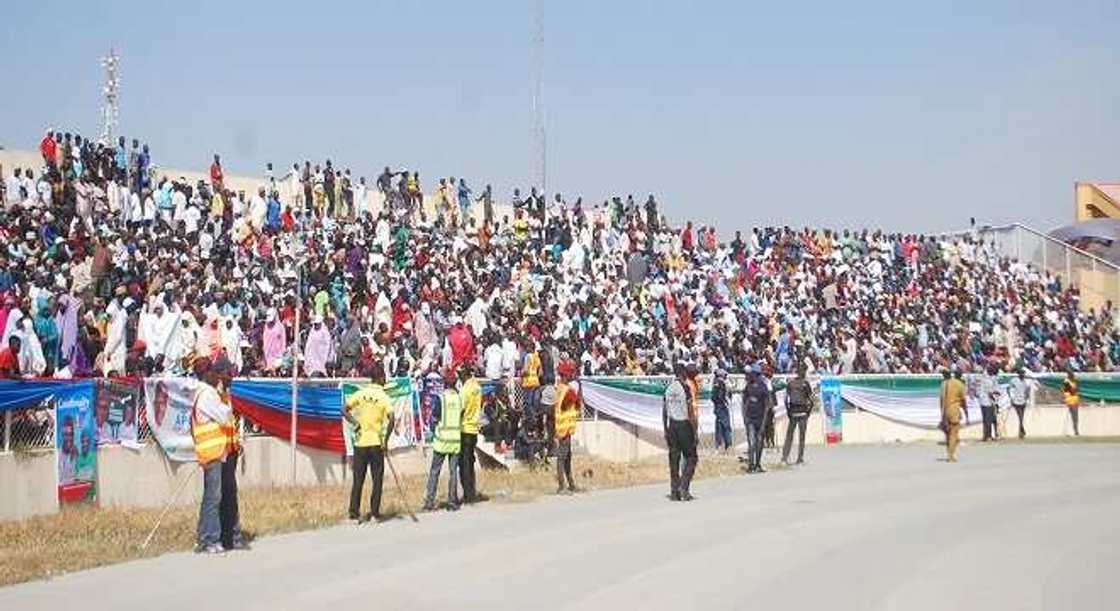 HOTUNA: Dandazon al'ummar jihar Kaduna sun yi dafifi domin jiran isowar Buhari HOTUNA: Dandazon al'ummar jihar Kaduna sun yi dafifi domin jiran isowar Buhari