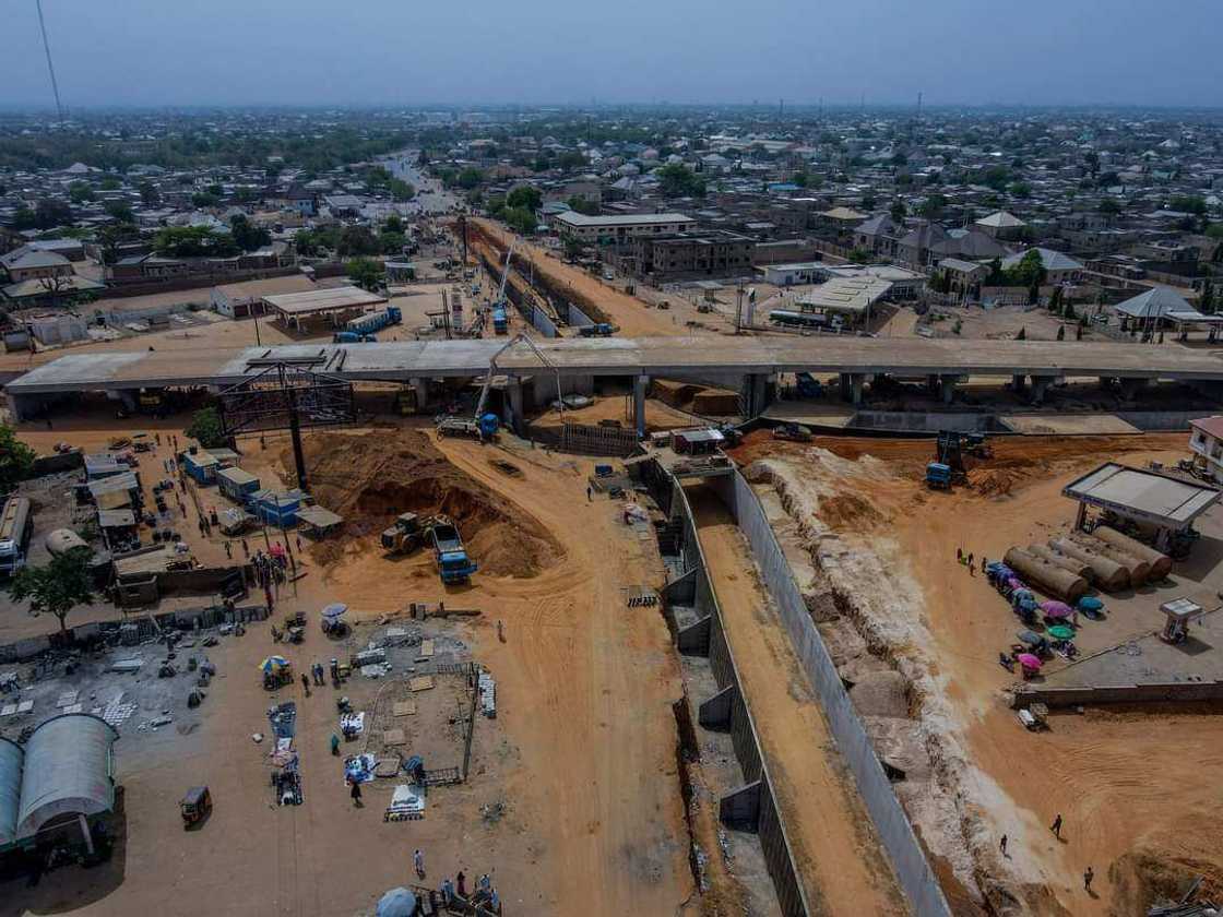Gada mai hawa da Ganduje ke ginawa. Gada mai hawa da Ganduje ke ginawa.