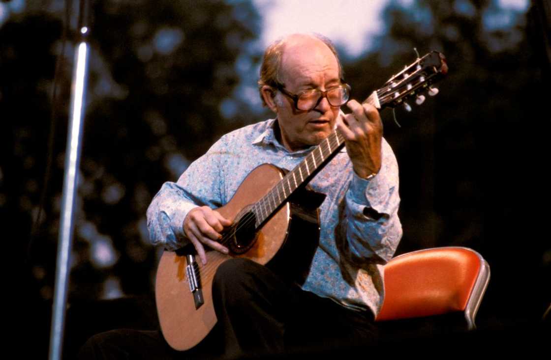 Charlie BYRD playing the guitar on stage Charlie BYRD playing the guitar on stage
