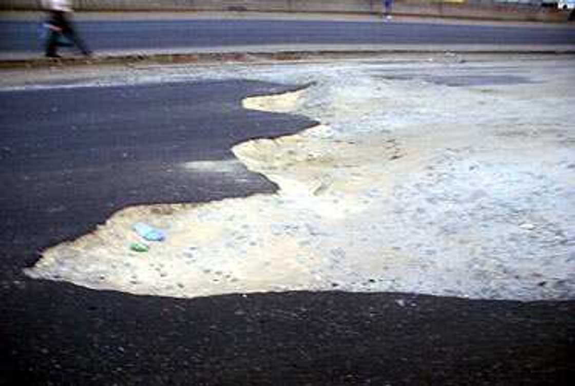 Oshodi-Apapa Expressway: Fashola Writes FG On Worsening Condition Of The Road