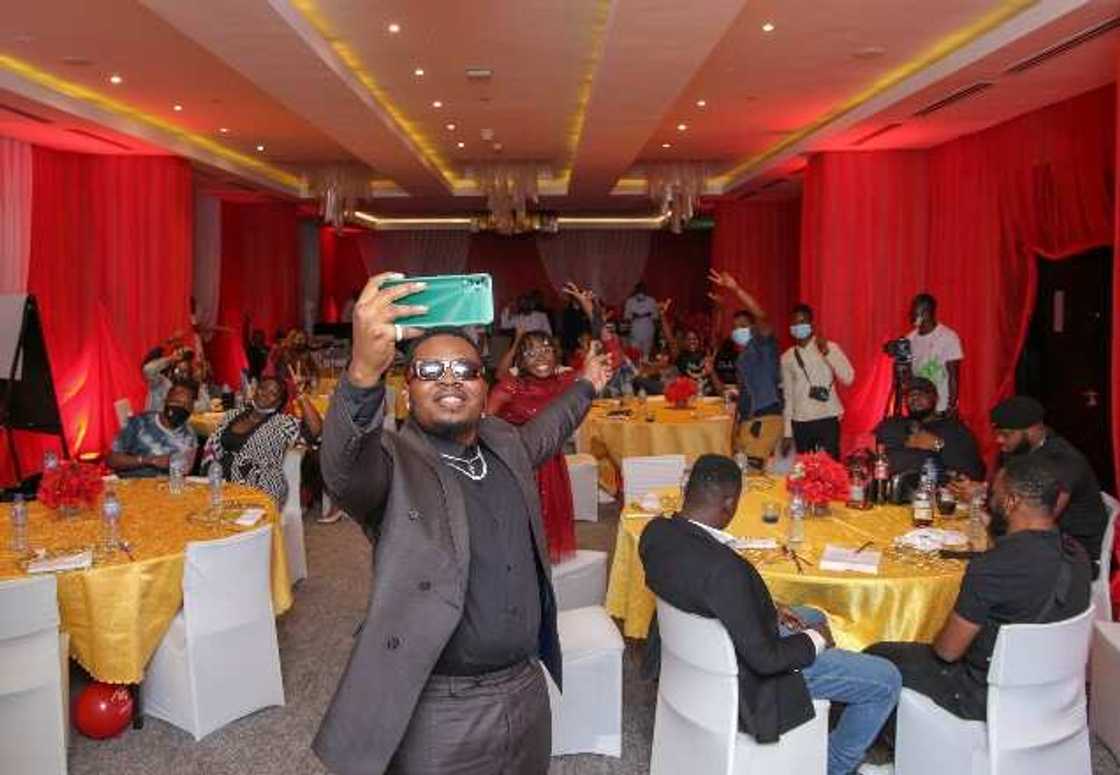 itel treats customers to exclusive cocktails with Olamide, retains him as brand ambassador itel treats customers to exclusive cocktails with Olamide, retains him as brand ambassador