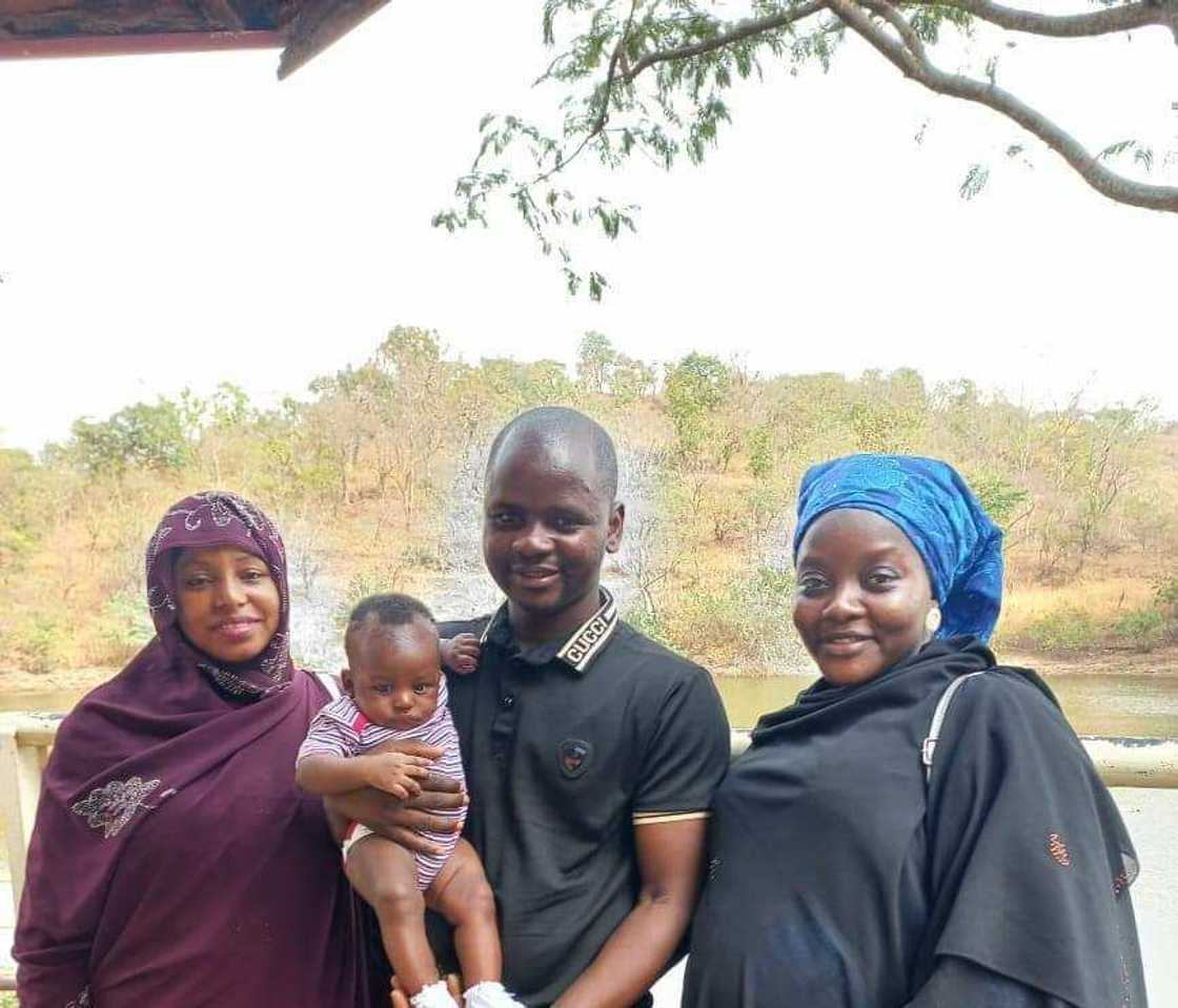 Aure ya yi albarka: Hotunan magidancin da ya auri mata 2 a guda yayin da suke bikin cika shekara 1 da aure Aure ya yi albarka: Hotunan magidancin da ya auri mata 2 a guda yayin da suke bikin cika shekara 1 da aure