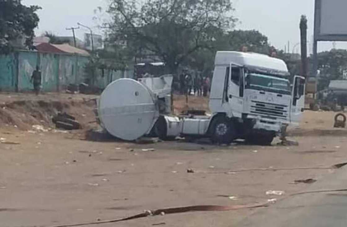 Da Duminsa: Tankar Mai Ta Fadi a Kasuwa, Ta Yi Kaca-Kaca da Mutane Da Duminsa: Tankar Mai Ta Fadi a Kasuwa, Ta Yi Kaca-Kaca da Mutane