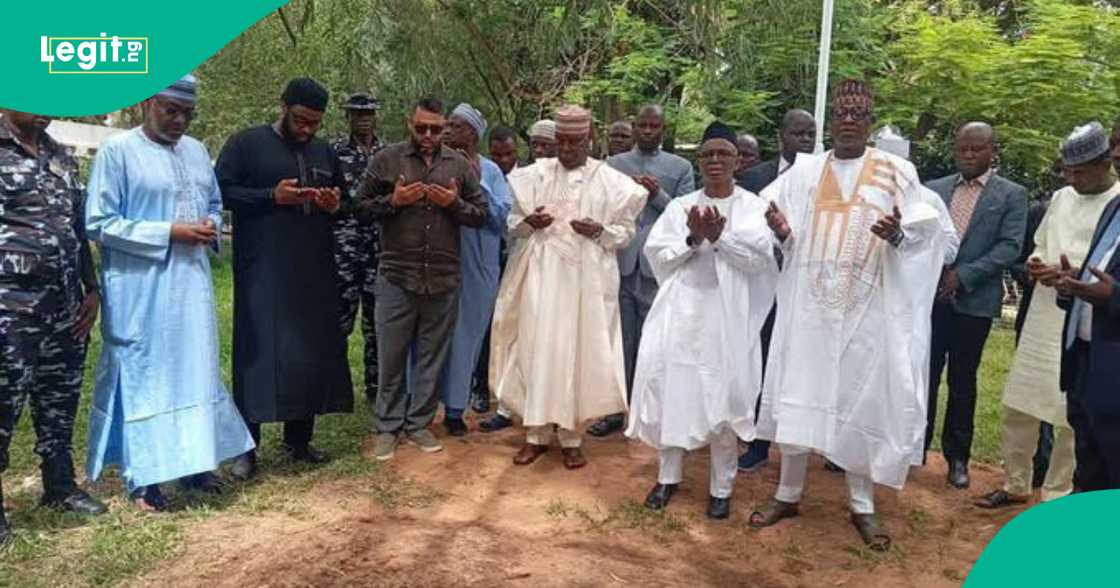 Atiku da wasu 'yan siyasa na yi wa Buhari addu'a a kabarin shi