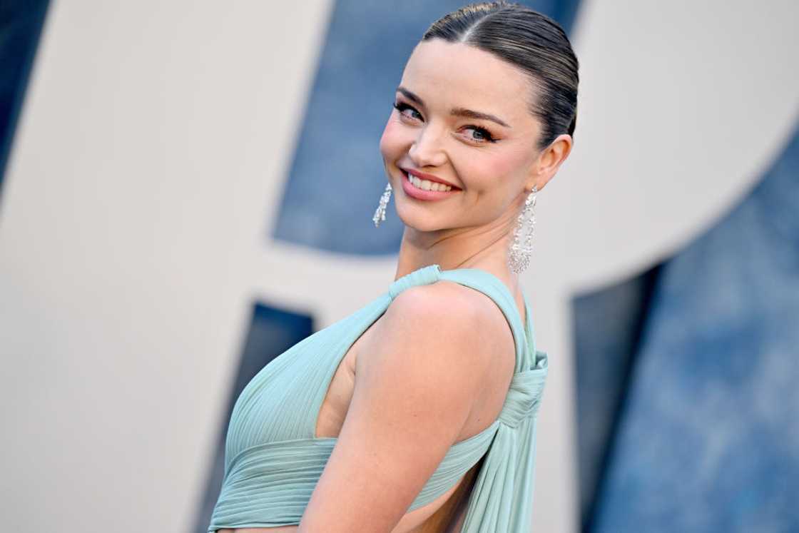 Miranda Kerr smiling in a light blue dress at the 2023 Vanity Fair Oscar Party Miranda Kerr smiling in a light blue dress at the 2023 Vanity Fair Oscar Party