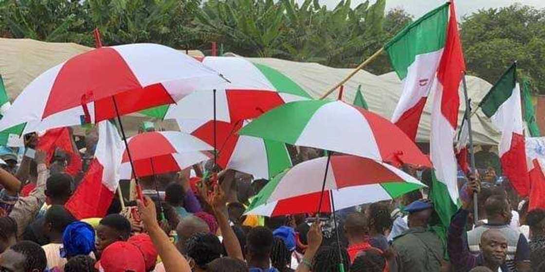 Mambobin APC sama da 50,000 sun koma PDP Mambobin APC sama da 50,000 sun koma PDP