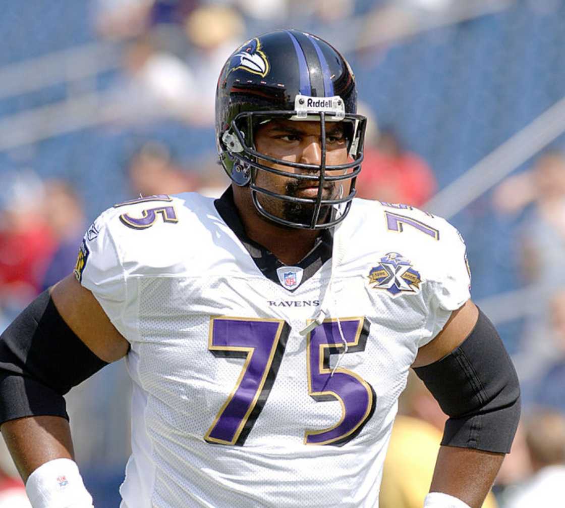 Jonathan Ogden during pregame warmups before a game against the Tennessee Titans Jonathan Ogden during pregame warmups before a game against the Tennessee Titans