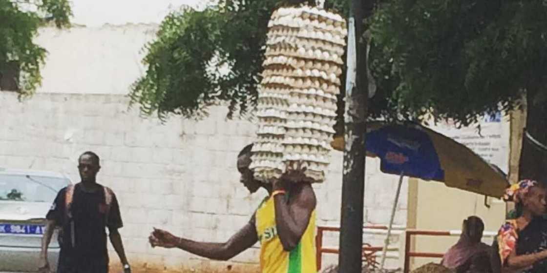 Man Shows Incredible Strength & Skill as He Walks on Wet Ground While Carrying Loads of Eggs on One Arm Man Shows Incredible Strength & Skill as He Walks on Wet Ground While Carrying Loads of Eggs on One Arm