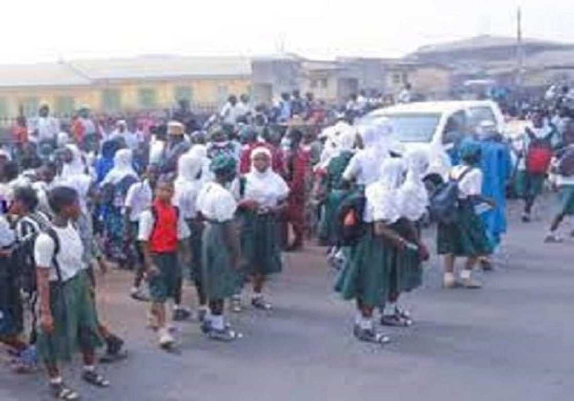 Kwara: Rikici kan hijabi ya haɓaka, ƴan daba sun kai hari makarantu da kantuna Kwara: Rikici kan hijabi ya haɓaka, ƴan daba sun kai hari makarantu da kantuna