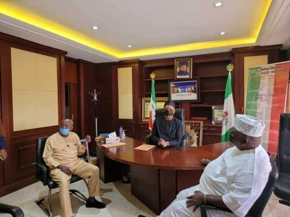 Rikicin PDP ta dawo danya: Uche Secondus ya dira hedkwatar jam'iyyar da dimbin masoya Rikicin PDP ta dawo danya: Uche Secondus ya dira hedkwatar jam'iyyar da dimbin masoya