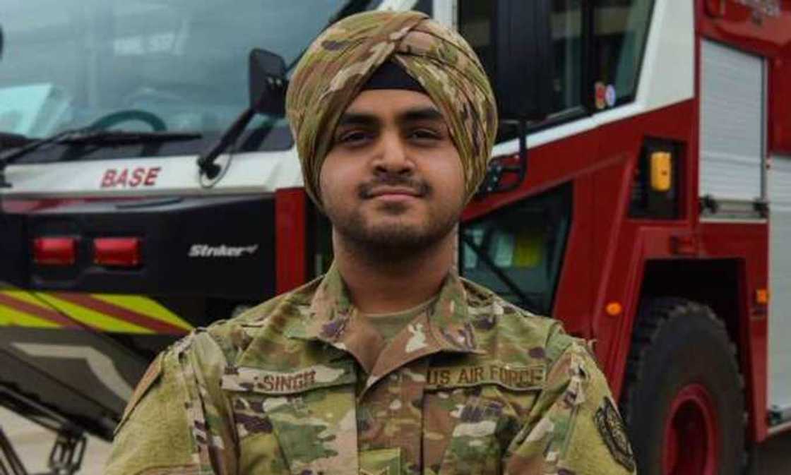 An amincewa sojojin saman Amurka sa rawani da hijabi An amincewa sojojin saman Amurka sa rawani da hijabi