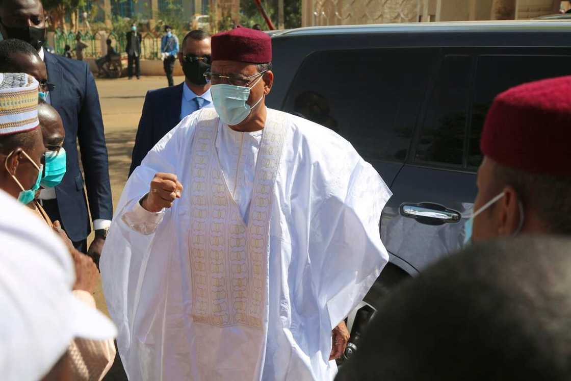 BREAKING: Tension, fear as gunfire is heard near Niger's presidential palace BREAKING: Tension, fear as gunfire is heard near Niger's presidential palace