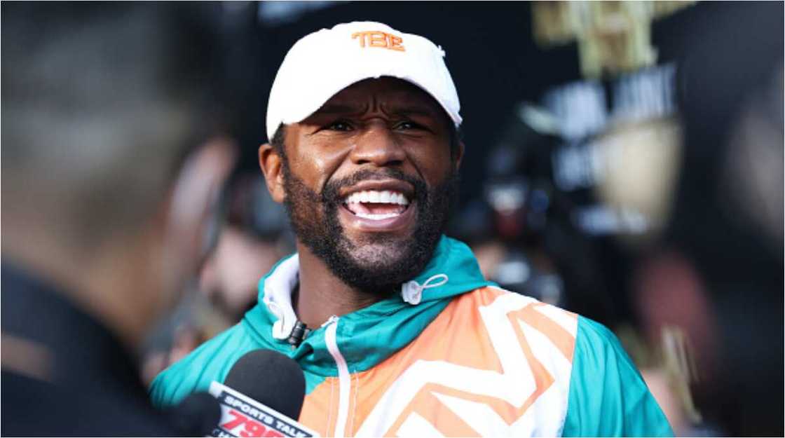 After Kicking His Girlfriend Out of His 11-Bed Mansion, Here’s Floyd Mayweather’s Make-Up Gift to Her After Kicking His Girlfriend Out of His 11-Bed Mansion, Here’s Floyd Mayweather’s Make-Up Gift to Her