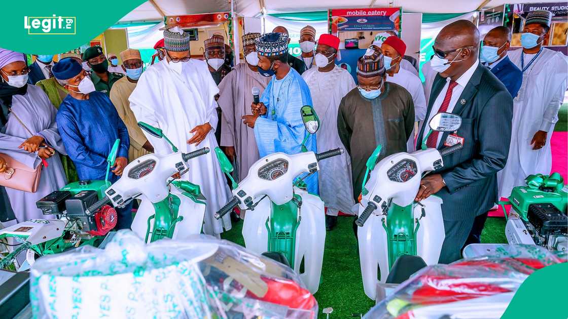 Gwamnatin Buhari ta kaddamar da shirin P-YES a 2020 domin rage zaman banza tsakanin matasa, ta hanyar basu kayan aiki, horo, da tallafi Gwamnatin Buhari ta kaddamar da shirin P-YES a 2020 domin rage zaman banza tsakanin matasa, ta hanyar basu kayan aiki, horo, da tallafi